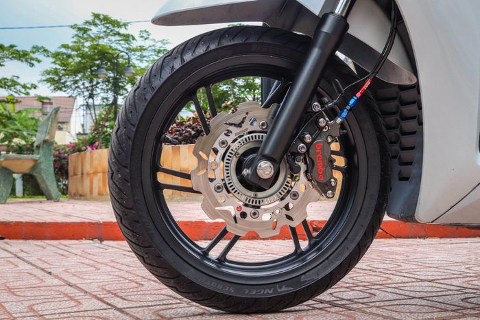 Pengeremannya sudah pakai kaliper Brembo