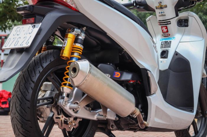 Shock belakang pakai Ohlins dan dipasang knalpot LeoVince 