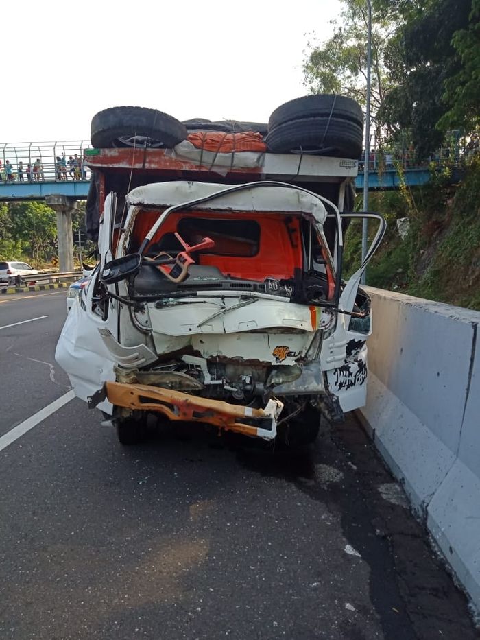 Truk engkel Isuzu Elf terlibat kecelakaan beruntun di tol Gayamsari