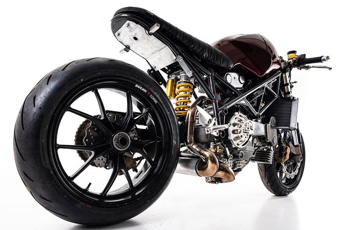Cafe racer sangar dari Ducati 916