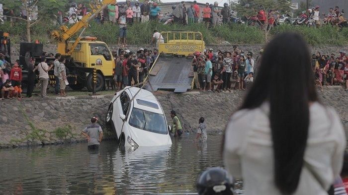 Proses evakuasi Mazda CX-5 yang terjun sungai dan pengemudi tak sadar