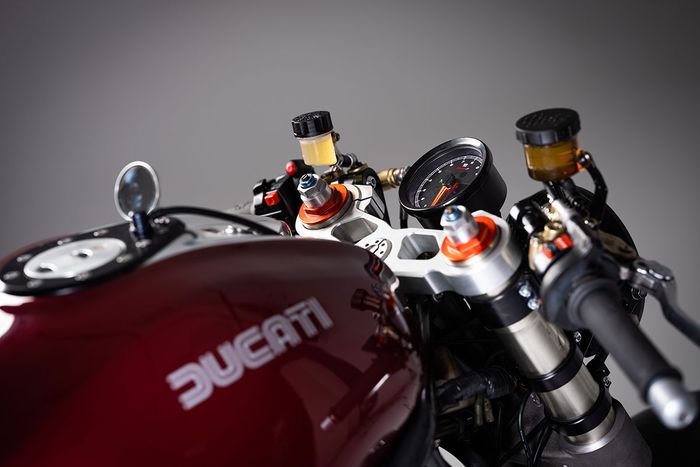 Tampilan bagian kokpit Ducati 916 cafe racer ini