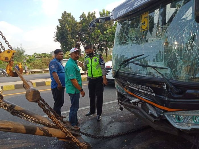 Proses derek bus PO Shantika yang kecelakaan beruntun di tol Gayamsari