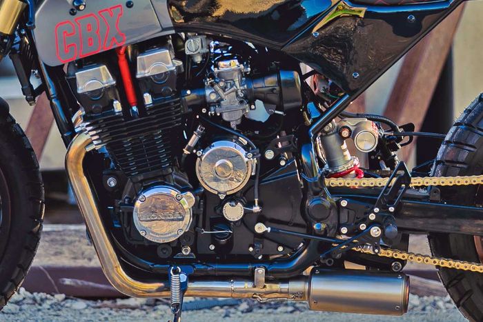 Penampakan mesin Honda CBX750 cafe racer ini
