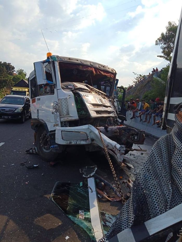 Kondisi truk trailer FAW yang terlibat kecelakaan beruntun di tol Gayamsari
