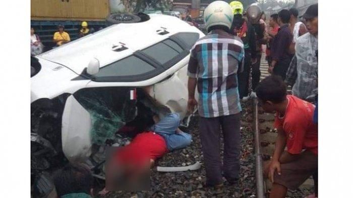 Daihatsu Sigra remuk tabrak truk tronton karena menyalip di Serdang Bedagai