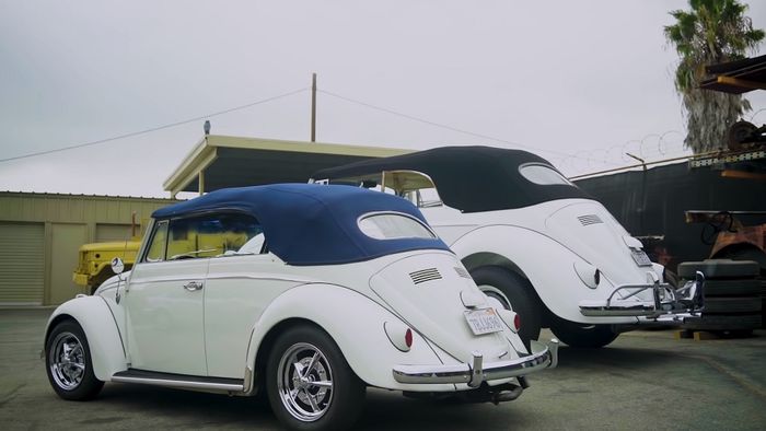 VW Beetle biasa bersebelahan dengan 'Huge Bug'.