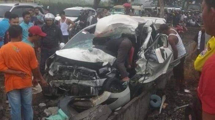 Kondisi Daihatsu Sigra usai terjang truk tronton dari arah berlawanan 