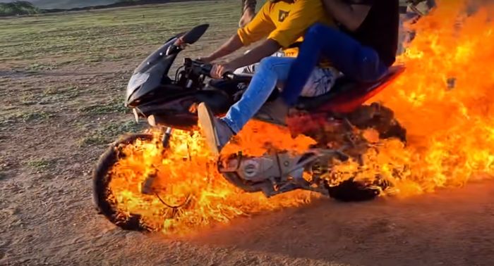 ban depan dan belakang Bajaj Pulsar 220 dibalut api.