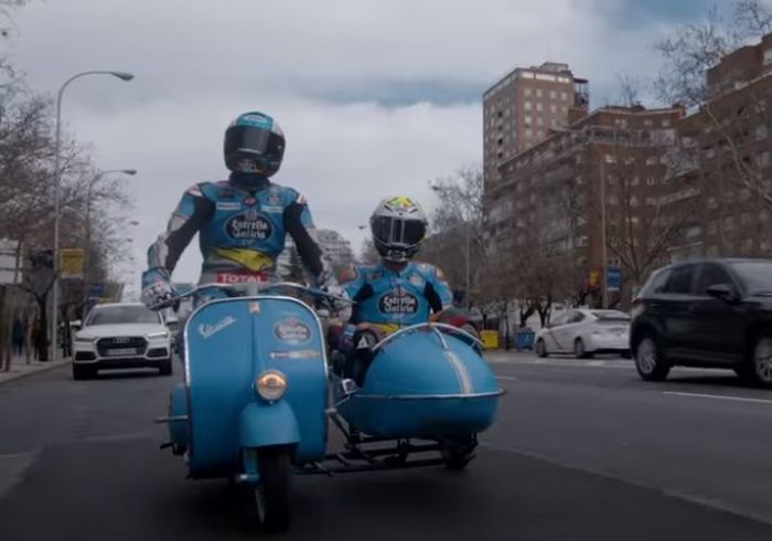 Joan Mir dan Alex Marquez saat masih jadi rekan satu tim di EG 00 Marc VDS naik Vespa.