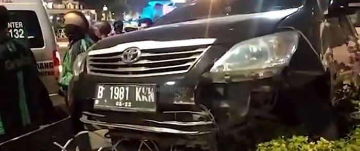 Toyota Kijang Innova tabrak taman Tugu Muda, kota Semarang, pengemudi tewas kena serangan jantung