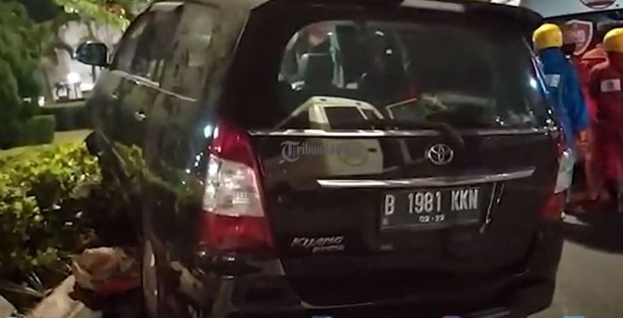 Kondisi Toyota Kijang Innova yang hajar taman Tugu Muda, kota Semarang, Jawa Tengah