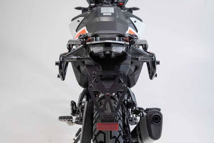 Tampak belakang aksesoris SW-Motech terpasang di KTM 390 Adventure.
