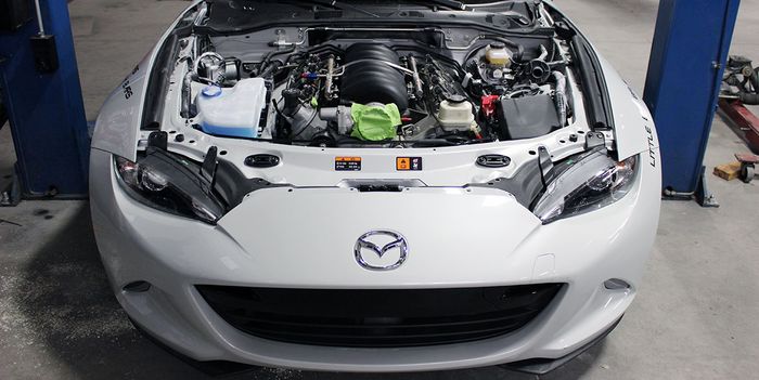 Mesin LS3 V8 small block 6.700cc dibalik kap mesin Mazda MX-5