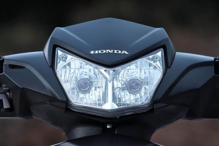 Honda Supra X 125 di Yunani masih pakai lampu bohlam di bagian depan.