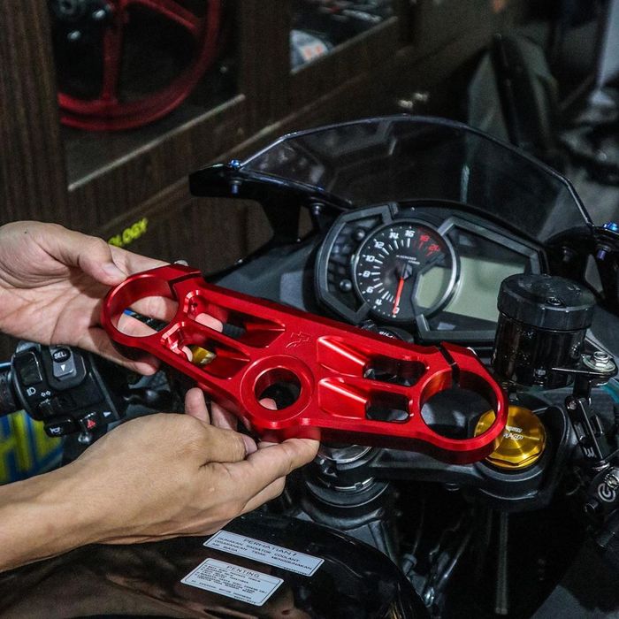 Triple clamp aftermarket garapan 77 Speedshop untuk Ninja ZX-25R, makin sporty