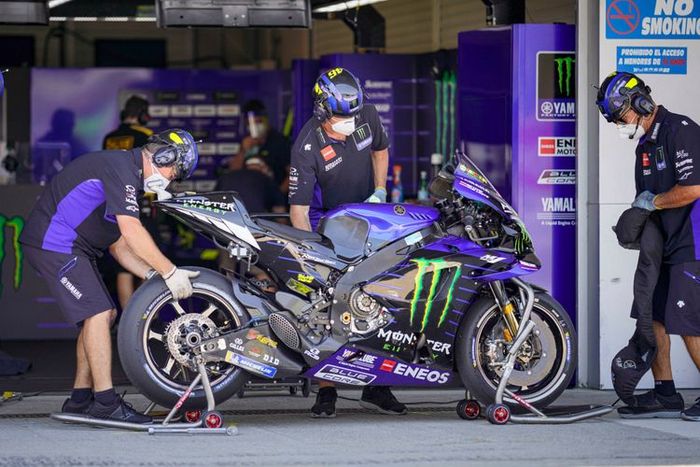 Mekanik Monster Energy Yamaha mempersiapkan Yamaha YZR-M1 tunggangan Valentino Rossi