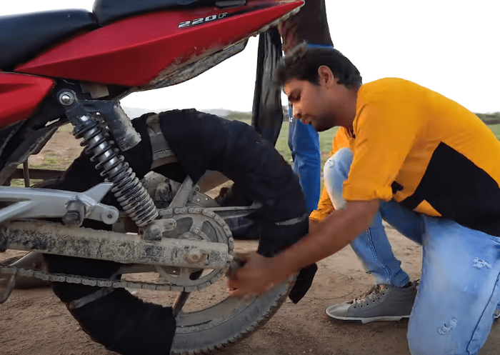 tangkapan layar video youtuber di India nekat bakar motor Rp 24 juta  biar bisa jadi Ghost Rider