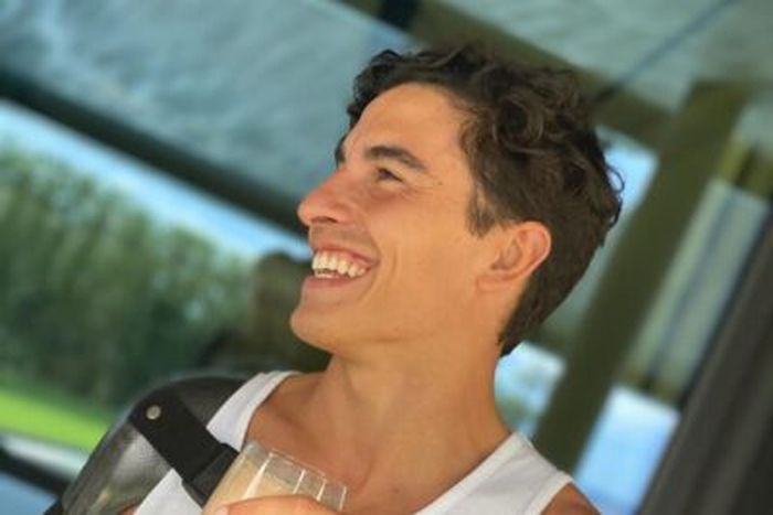 Marc Marquez meyakinkan para fans agar tetap berbahagia sambil pamer pelindung tangan baru.