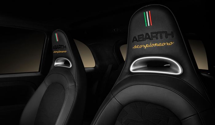 Kabin didominasi hitam dengan aksen emas