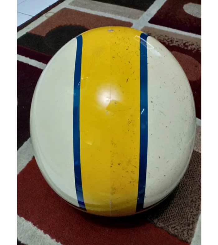 Perbandingan sesudah (kiri) dan sebelum (kanan) helm dioles cairan iridium remover