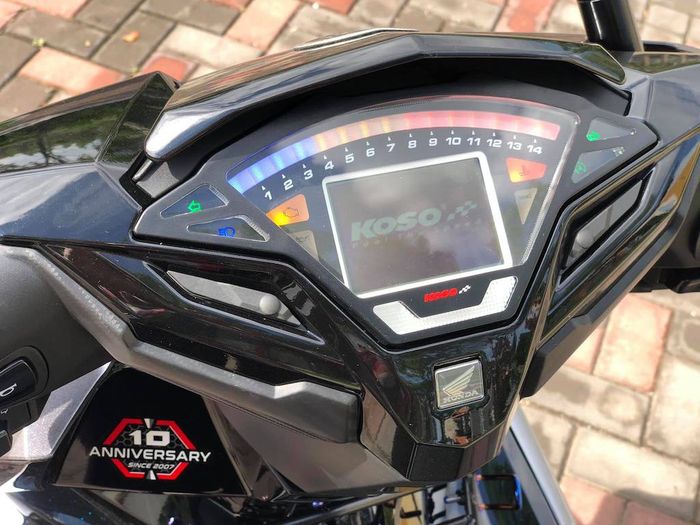 Panel speedometer diganti dengan produk Koso untuk Honda Vario