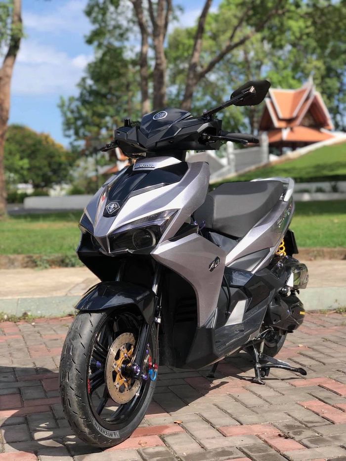 Bodi-bodi masih standar tapi tetap menawan dengan warna silver