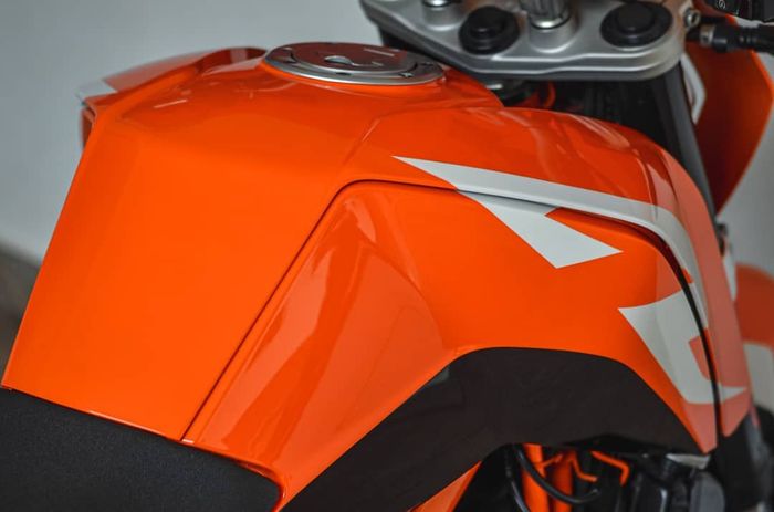 Repaint bodi motor KTM di Monkeywork Garage, pakai cat premium sob!