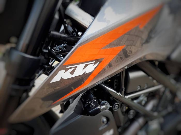 Contoh hasil repaint dengan penambahan motif di bodi motor KTM.