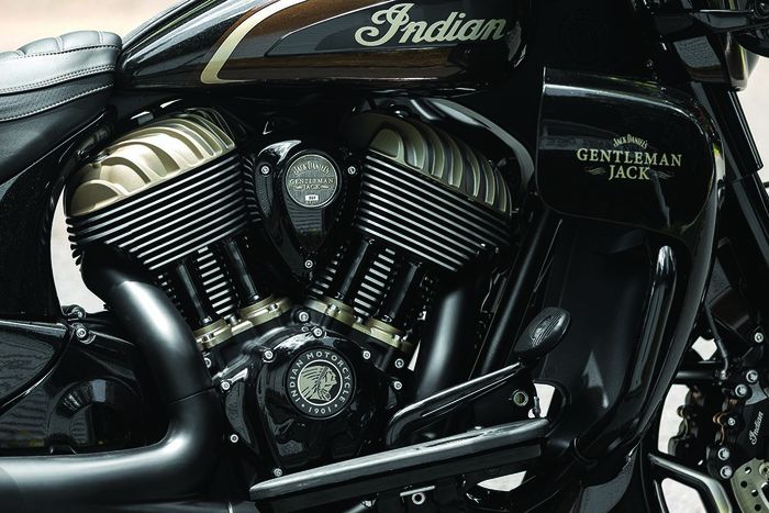 tampak samping kanan mesin Indian Roadmaster Dark Horse edisi Jack Daniel's