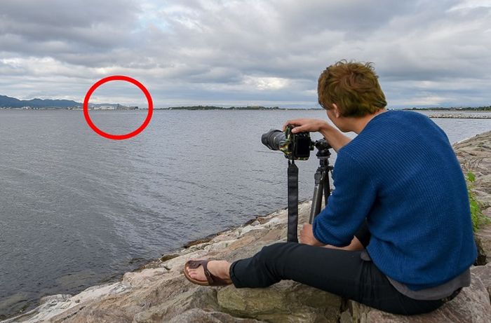Ilustrasi proses pengambilan foto Jembatan Eshima Ohashi dari jarak yang jauh.