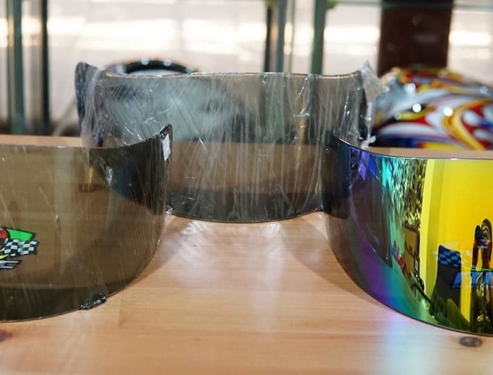 Pembalap lebih suka mengganti visor untuk menyesuaikan jenis kaca dengan cuaca. 