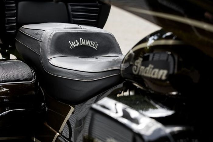 jok moge Indian Roadmaster Dark Horse edisi Jack Daniel's terdapat nama Jack Daniel's yang dibordir.