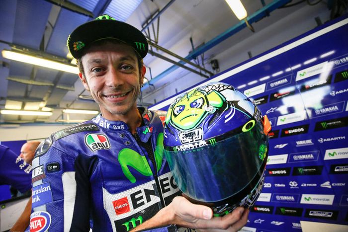 Tradisi Valentino Rossi di MotoGP San Marino kenakan helm livery khusus, seperti di 2015 dengan judul Ikan Kecil diincar HIu Putih