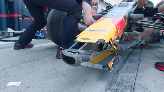 Max Verstappen melintir dan menghantam dinding pembatas trek saat FP1 F1 Italia 2020