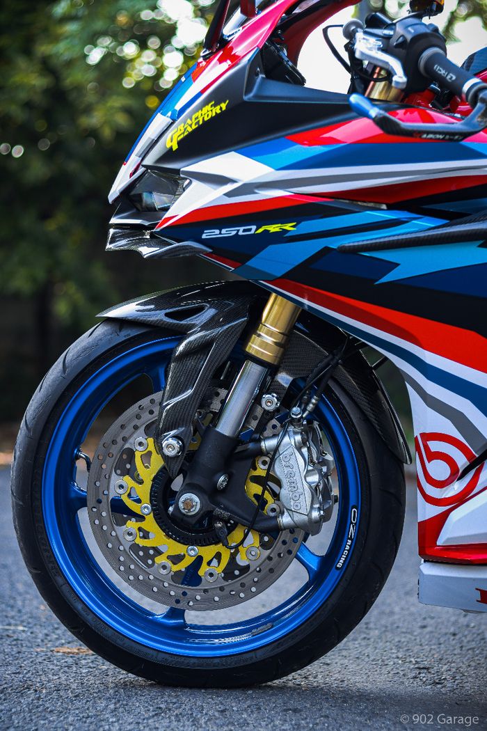 Rem depan jadi double disc dengan kaliper bawaan GSX-R600 menjepit cakram Delkevic