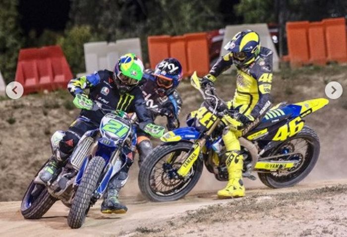 Valentino Rossi geber Yamaha YZ450F bersama orang-orang dari akademi VR46.