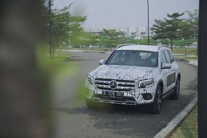 Mercedes-Benz GLB yang sedang diuji jalan di jalanan Jakarta