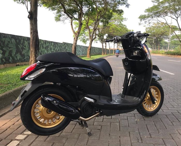 Tren modifikasi simpel dan sporty ala skutik cafe racer di Honda Scoopy. 