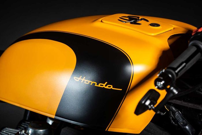 Tangki Honda CB550F dipilih agar proporsional
