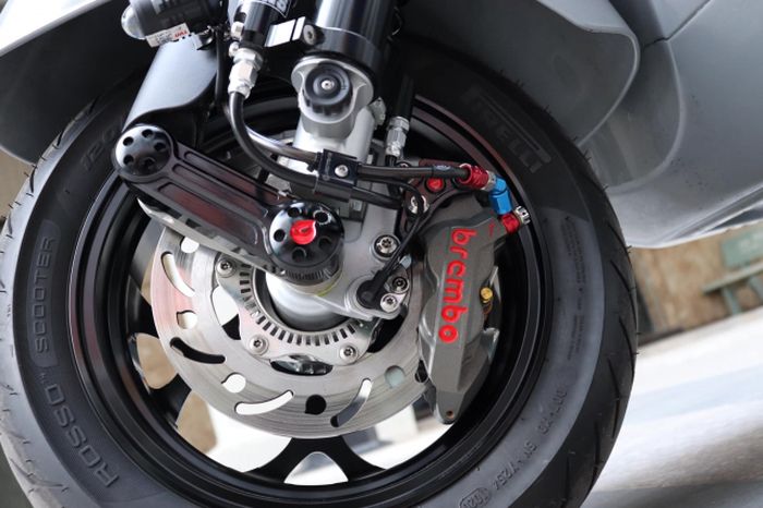 Pengereman Vespa GTS 300 ini diupgrade dengan Brembo