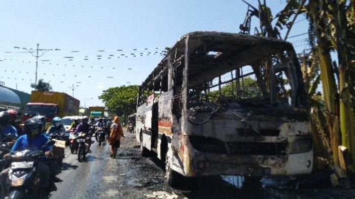 Bus karyawan terbakar di Brangsong, Kendal