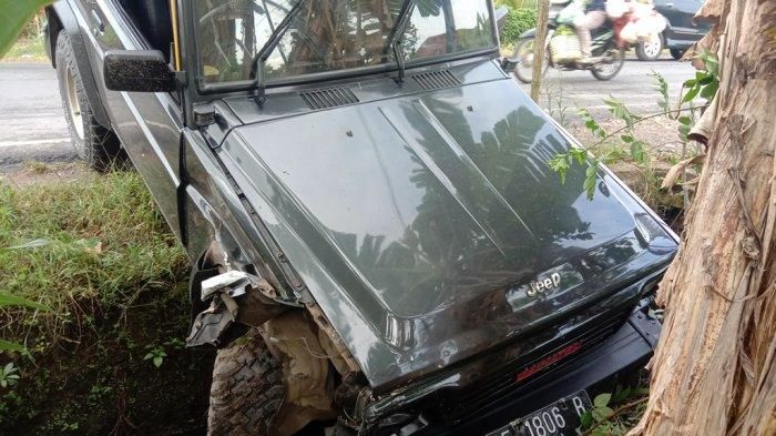 Daihatsu Taft terjungkal parit usai tampar Toyota Avanza di Pesawaran