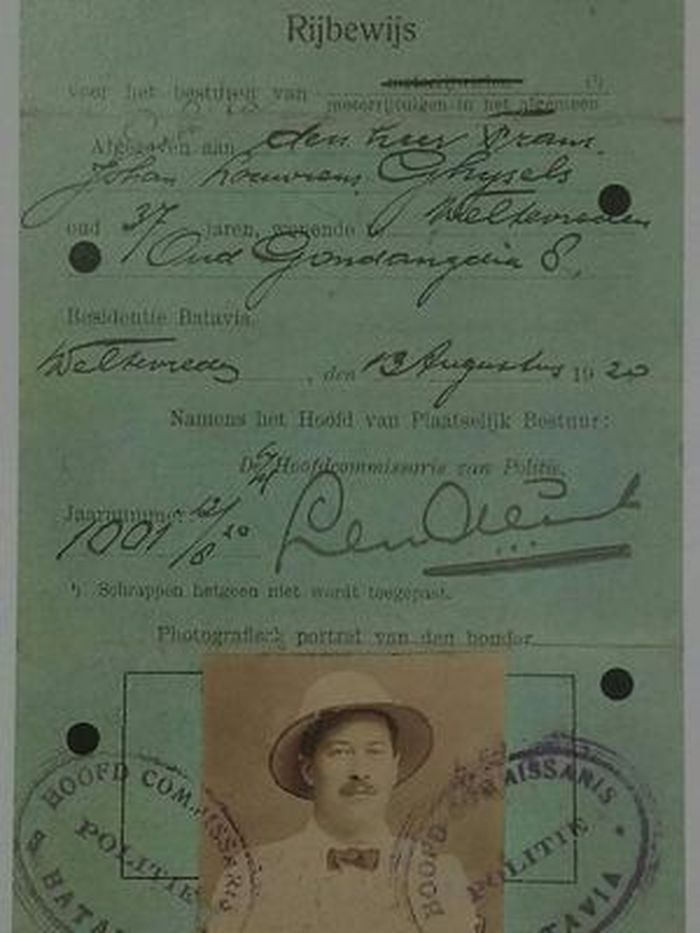 Surat izin mengemudi (SIM) yang dikeluarkan Hindia Belanda pada tahun 1920.