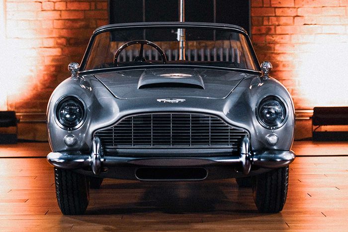 Mobil listrik mainan Aston Martin DB5 skala 2/3 bikinan The Little Car Company