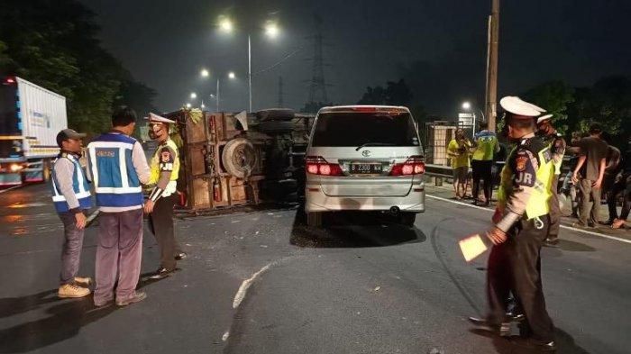 Toyota Alphard hantam truk terguling di tol Pulo Gebang