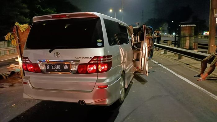 Toyota Aphard terlibat dalam insiden tabrakan beruntut di TOL JORR KM 51.800, Sabtu (5/9/2020) dini hari.