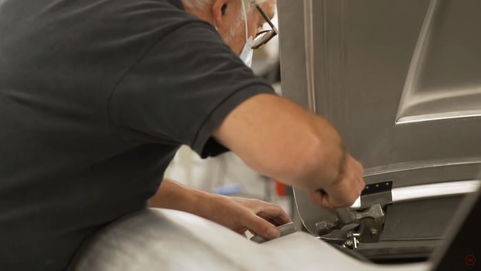 Proses pembuatan bodi Aston Martin DB5.