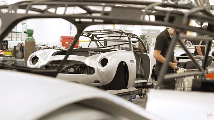 Proses produksi ulang Aston Martin DB5.