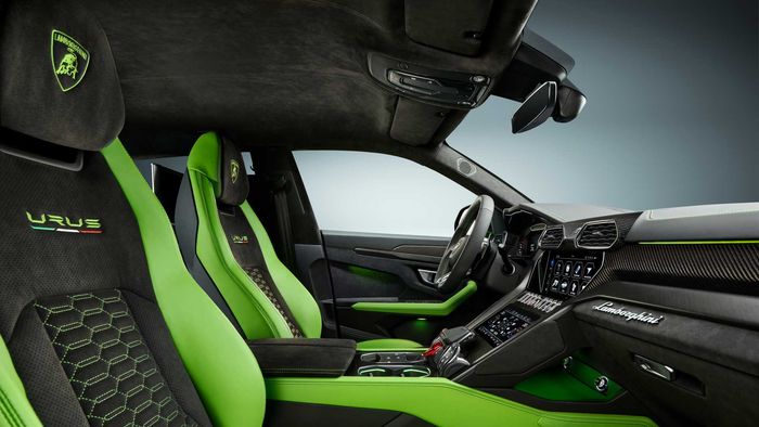 Interior Lamborghini Urus 2021 dibuat two tone agar senada dengan tampilan luarnya.